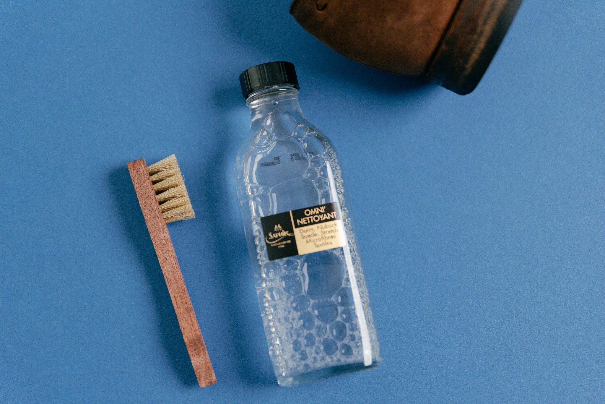 Saphir Medaille d'Or Welt Brush Small Spatula  shown Saphir Medaille d'or with Omni'nettoyant and Mini Horse Hair brush